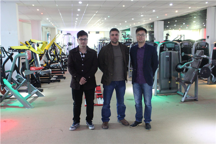 黎巴嫩客户来中国采购健身房器材