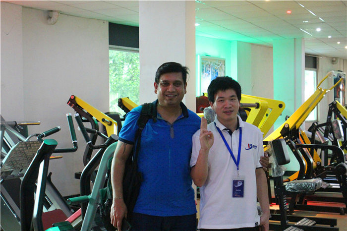 巴林客户来中国采购健身器材