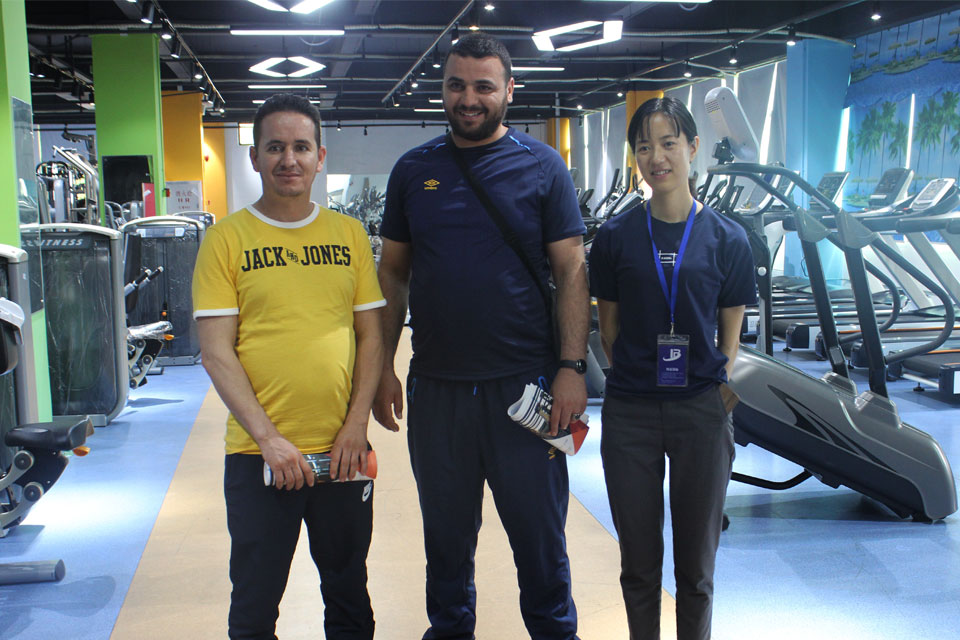 阿尔及利亚客户开健身房来中国采购室内健身器材